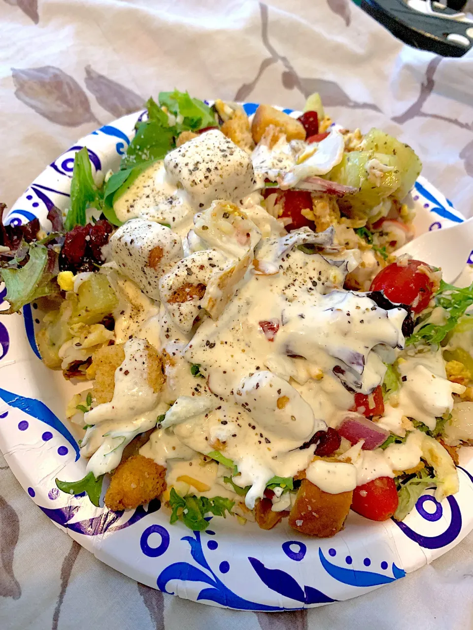 Salad with crab and chicken cucumbers, tomatoes, lettuce, onions, croutons, a little bit of salt and pepper, Italian dressing topped off with creamy Caesar sala|Kareem Boogieさん