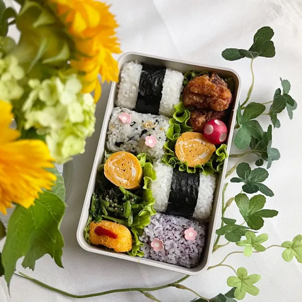 Snapdishの料理写真:6/30❤︎主人のおにぎり弁当🍙🌱|Makinsさん