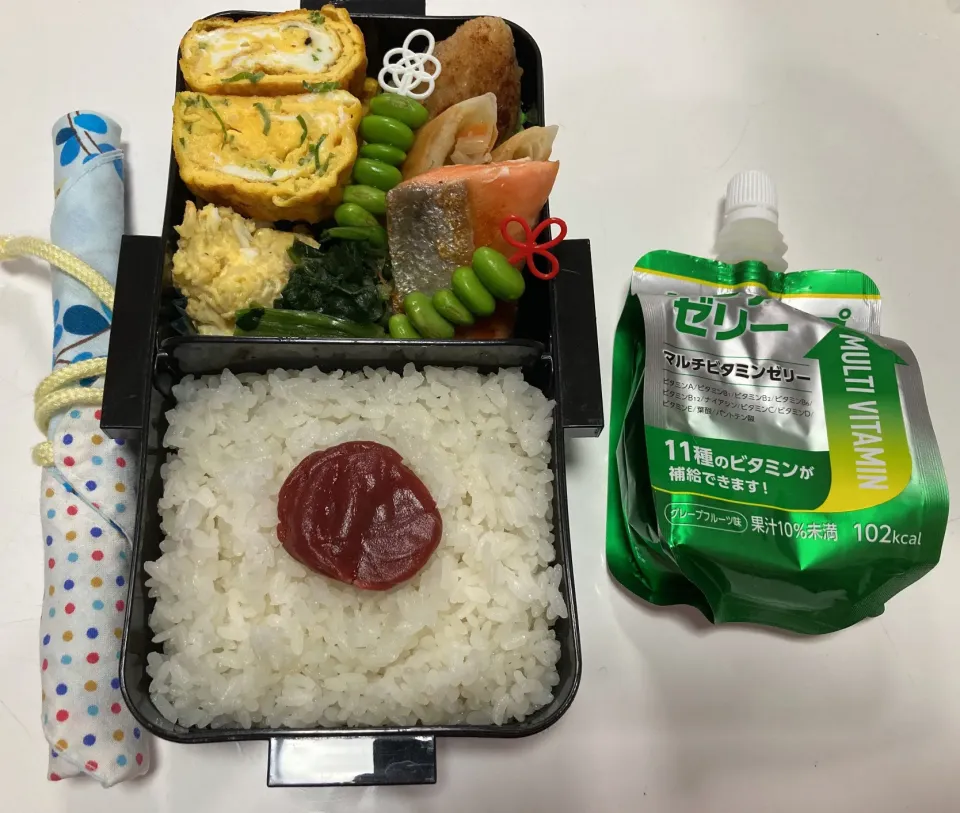 Snapdishの料理写真:総体弁当☆鮭☆葱入り卵焼き☆春巻き☆梅しそチキン☆ポテトサラダ☆ほうれん草のお浸し☆枝豆ピック☆ゼリー飲料。今日は中学校の総体。いつものお弁当箱じゃなくてパパのお弁当箱で。息子達1年は応援で参加。パパは送迎の為リモートワーク😅|Saharaさん