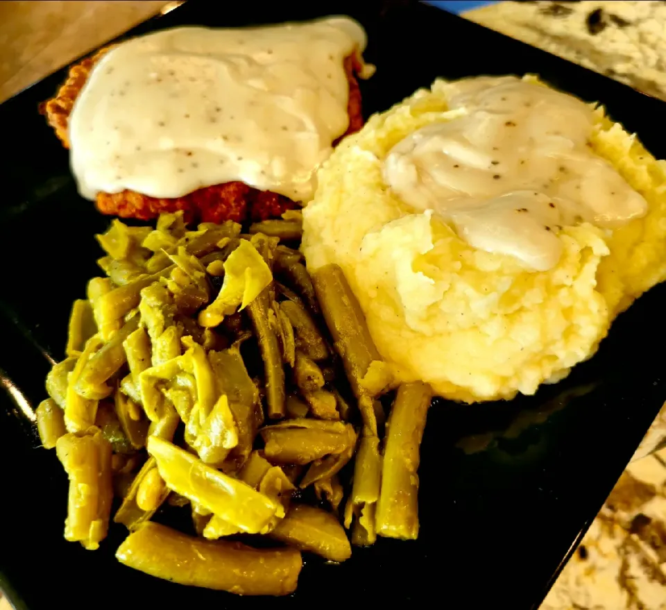 Chicken fried steak, mashed potatoes with gravy and green beans|Travis Stoneさん