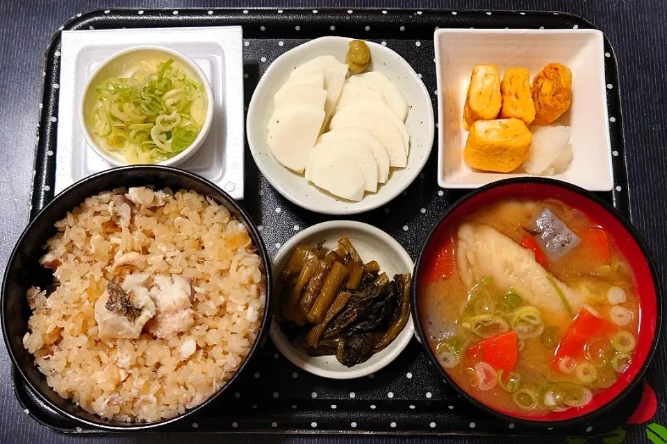 Snapdishの料理写真:今日の朝ごはん（鯛めしに玉子焼き、長芋スライス、納豆、せんべい汁（せんべいみそ汁）、野沢菜の味噌漬）|Mars＠釜飯作り研究中さん