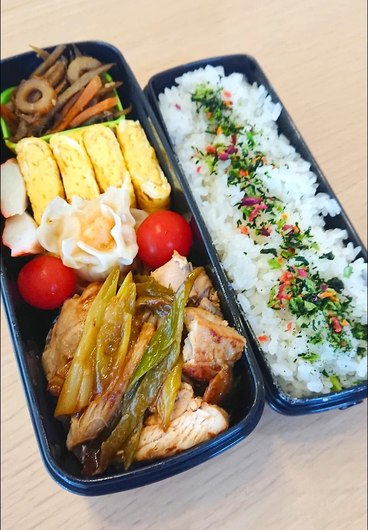 今日のお弁当
鶏肉ネギ焼き、だし巻き玉子、きんぴらごぼう、プチトマト、市販のエビシュウマイ、かに風味かまぼこ|momoさん