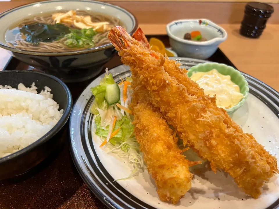 Snapdishの料理写真:エビフライ定食🍤🍤🍤|buhizouさん