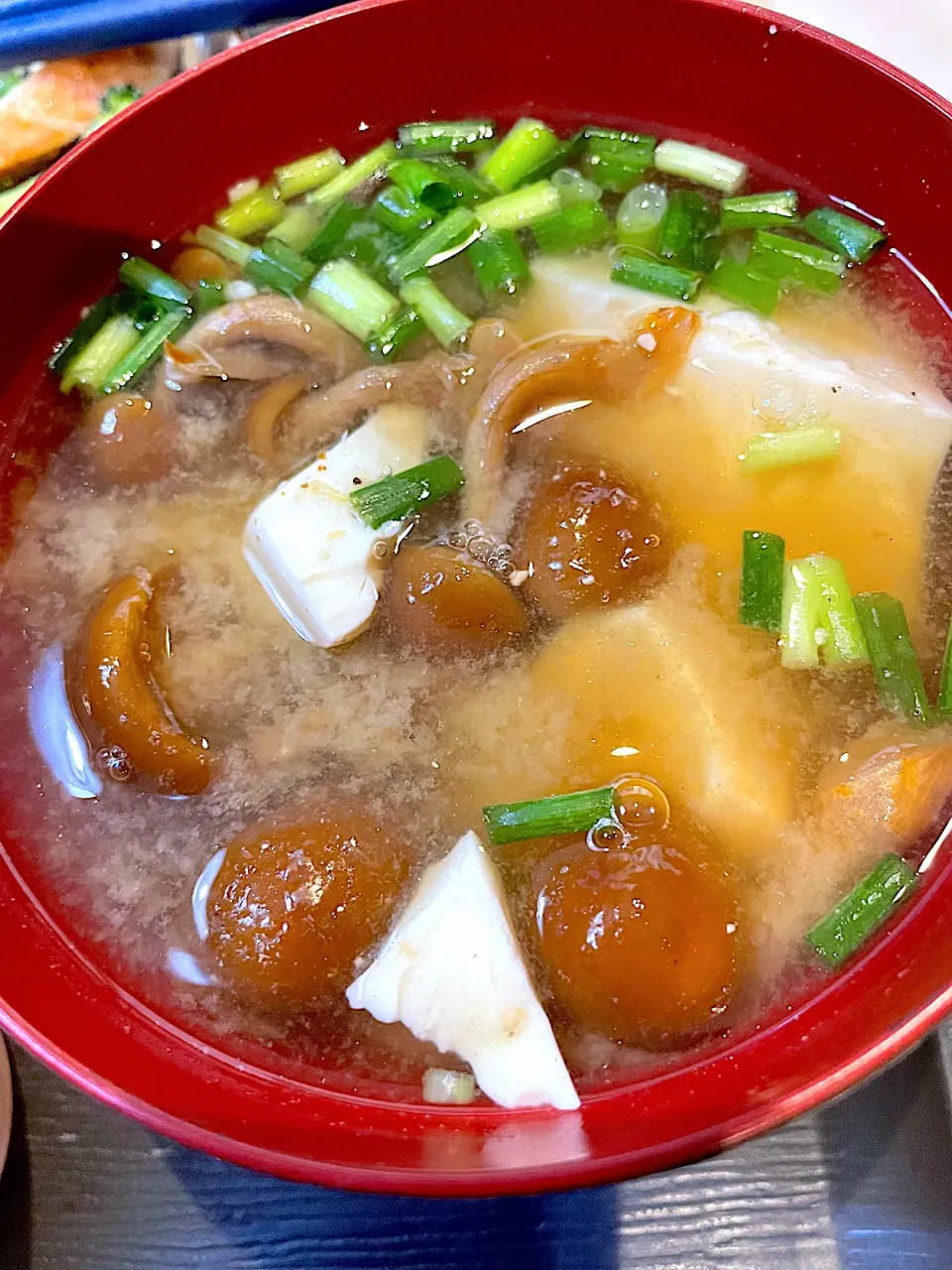 名人のおみそが最大限味わえる 豆腐となめこのお味噌汁です🤗💕|てるみさん