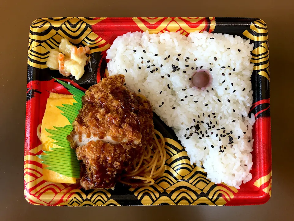 Snapdishの料理写真:イオン KYひれかつ&玉子焼弁当|ばーさんさん