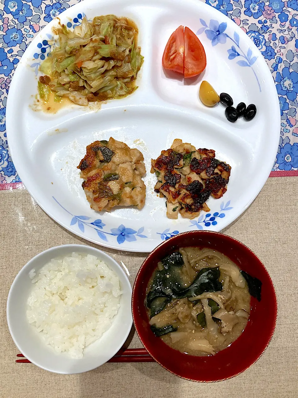 むね肉と大葉ゴロ焼きとキャベツ胡麻味噌炒め|おしゃべり献立さん