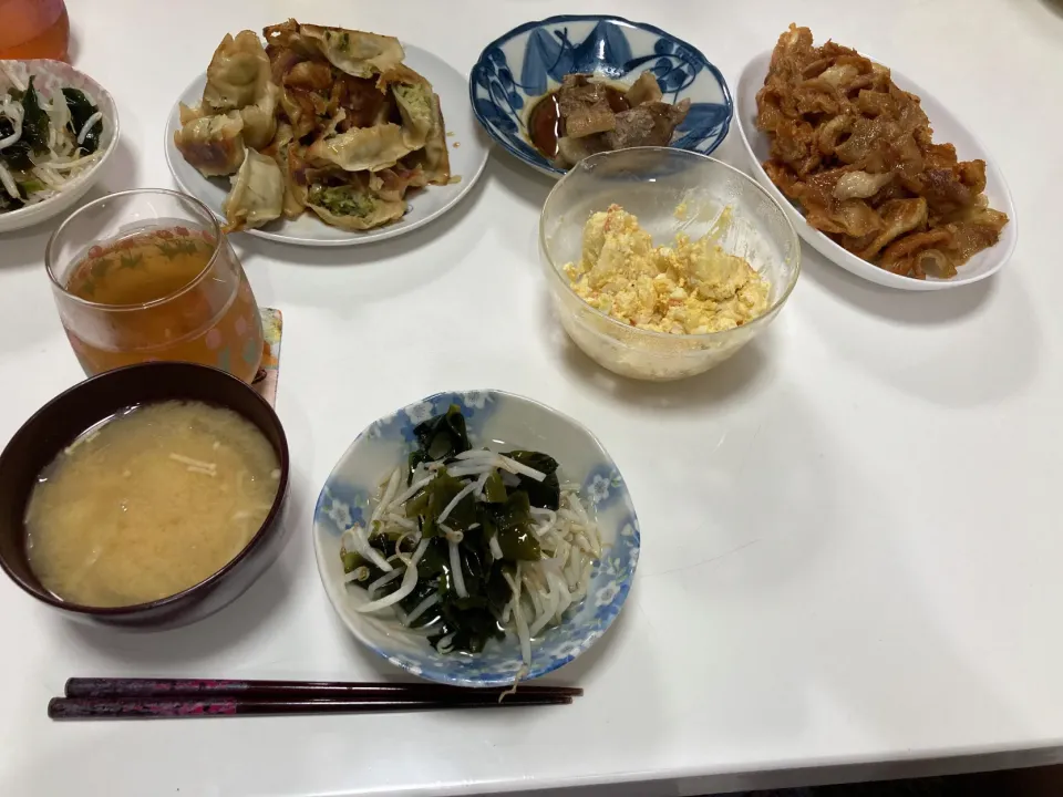 アルモンデ晩御飯☆鶏皮☆ポテトサラダ（残り物）☆ポークステーキ（残り物）☆餃子☆もやしとワカメの酢の物☆みそ汁（じゃが芋・玉葱・えのき）|Saharaさん