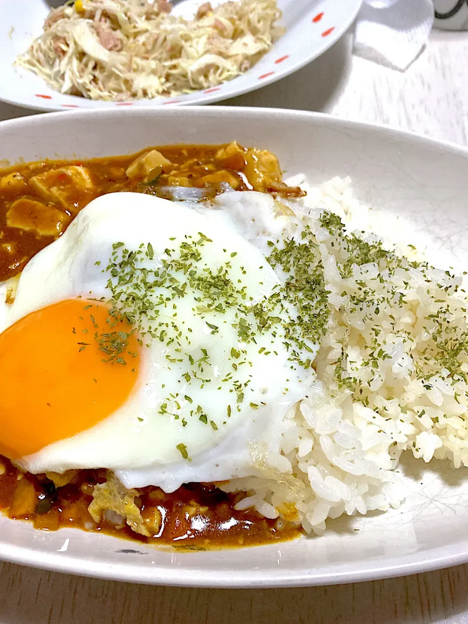 Snapdishの料理写真:昨日残りで麻婆豆腐カレー、サラダ|Ayaさん