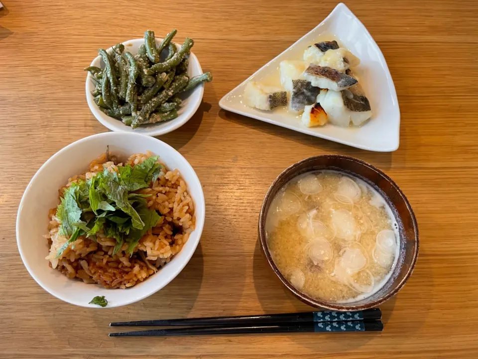 Snapdishの料理写真:今日の晩飯 たらの西京焼き インゲンゴマ和えアゴだしと舞茸の炊き込みごはん なめこ汁|おーたたくとさん