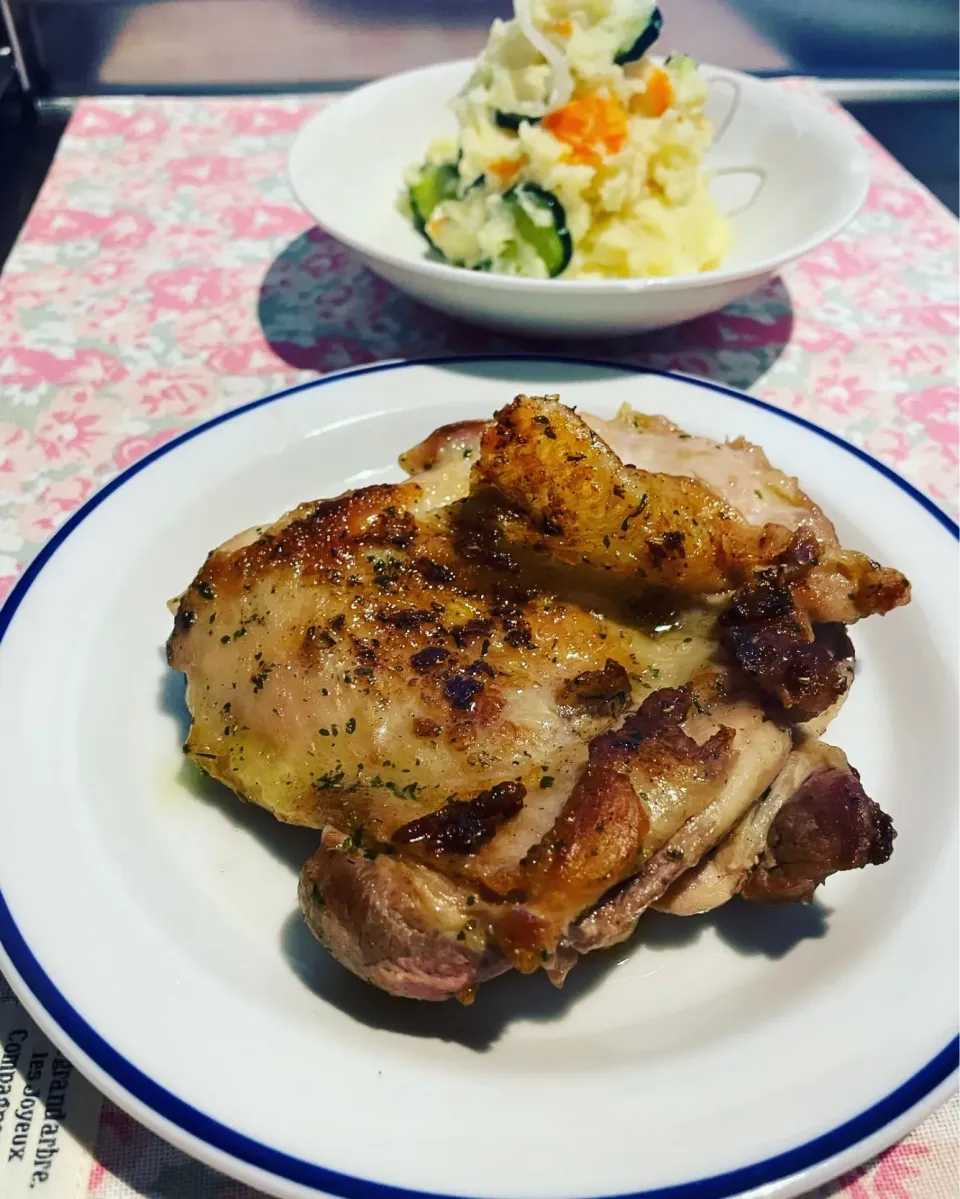 Snapdishの料理写真:チキンのハーブ焼きとポテサラ|めんちゃんさん