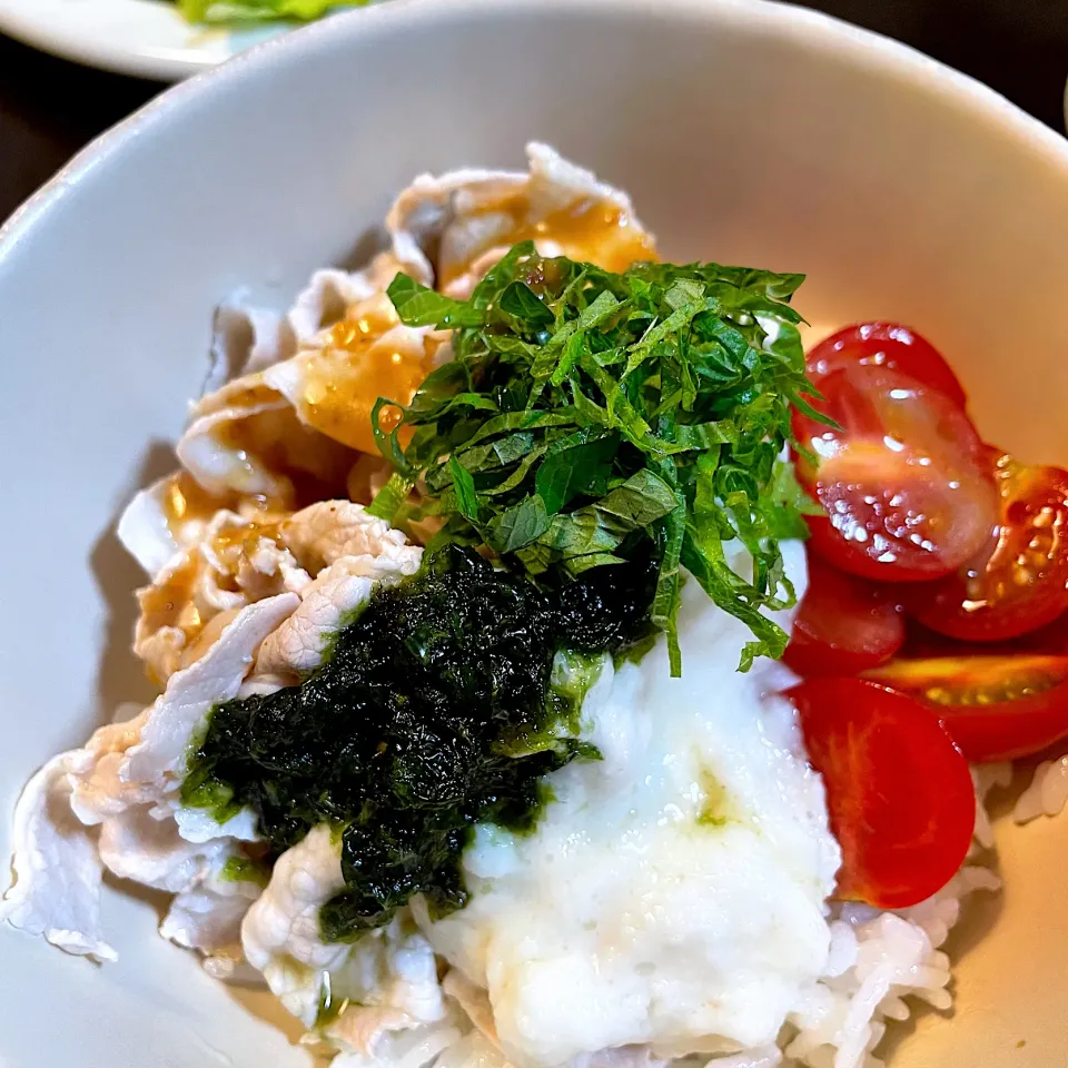 Snapdishの料理写真:豚しゃぶトマトとろろ丼 青さのソース|DKさん