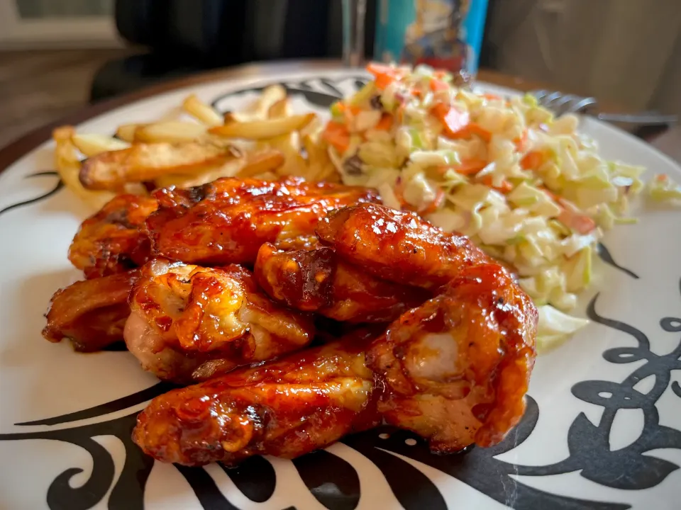 Asian style spicy chicken wings with coleslaw and French fries|Laki Maikaʻiさん