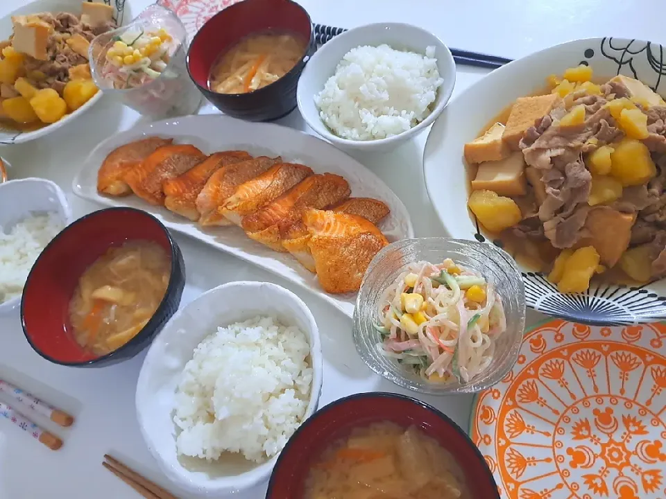 Snapdishの料理写真:夕食(*^^*)
豚肉とじゃがいもと厚揚げの煮物
焼きハラス
春雨サラダ
お味噌汁(もやし、人参、油揚げ)|プリン☆さん