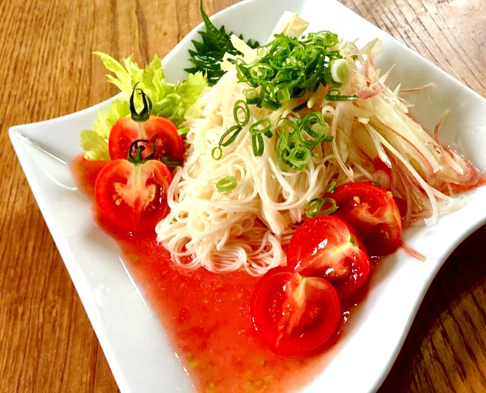 トマトそうめんサラダ仕立てで朝ごはん|ばくあんしゃさん