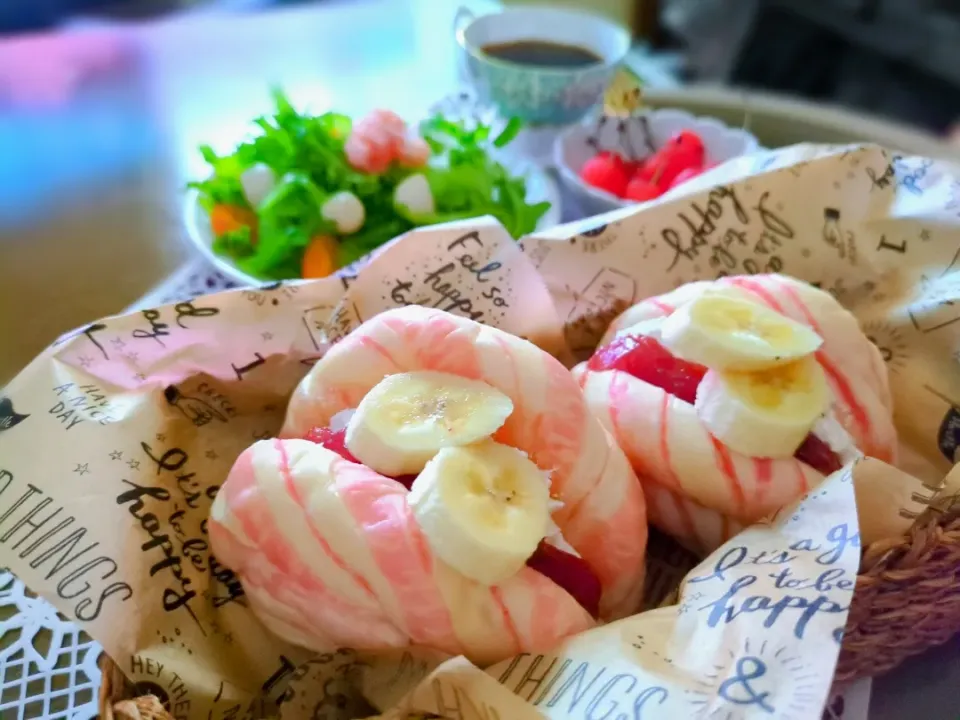 朝ご飯

ホームベーカリー🍓バージョン♫
チェリーの刻みとホイップクリーム&バナナのせ

ほかはサラダ、チェリー、珈琲|アカネ💖さん