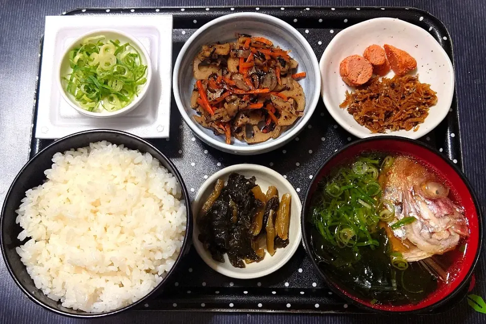 今日の朝ごはん（高知県産コシヒカリに焼き明太子＆ちりめん山椒、レンコンのきんぴら、納豆、チダイのあら汁、野沢菜漬）|Mars＠釜飯作り研究中さん