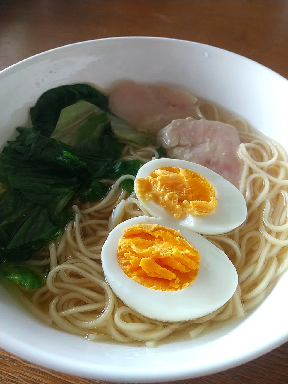 ヴィーガンラーメンに鶏ハムとゆで卵|まきごろうさん