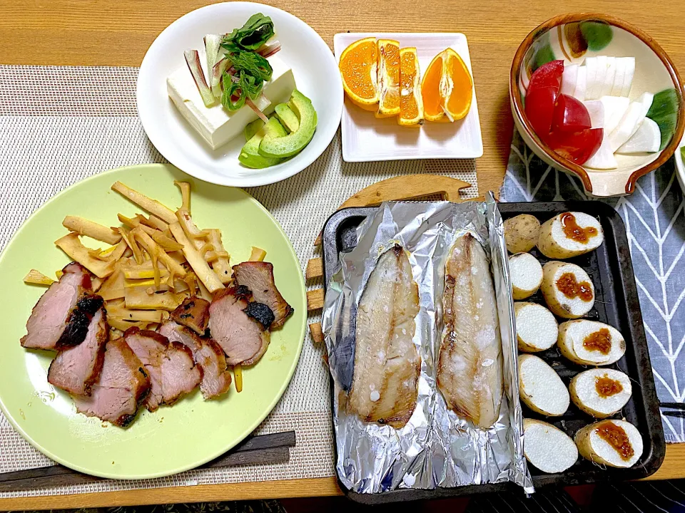 今井真実さんの焼き豚🐖、飛魚の塩焼き🐟、長芋のグリル醤油麹、冷奴、大根のぬか漬け、和歌山産ネーブルオレンジ🍊|1614さん