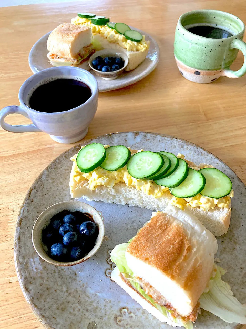 朝ゴパン❤️卵と胡瓜のオープンサンド、海老カツサンド、ブルーベリー🫐、タンポポ珈琲|さくたえさん