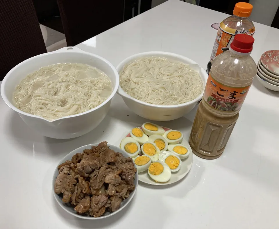 Snapdishの料理写真:晩御飯。今日は雨が降る中3件ハシゴ。途中から「今日食べに行こうって誰か言ってくれんかね」とか思ってた程疲れ気味。☆焼き肉炒め☆茹で卵☆素麺（８束）しんどーい。|Saharaさん