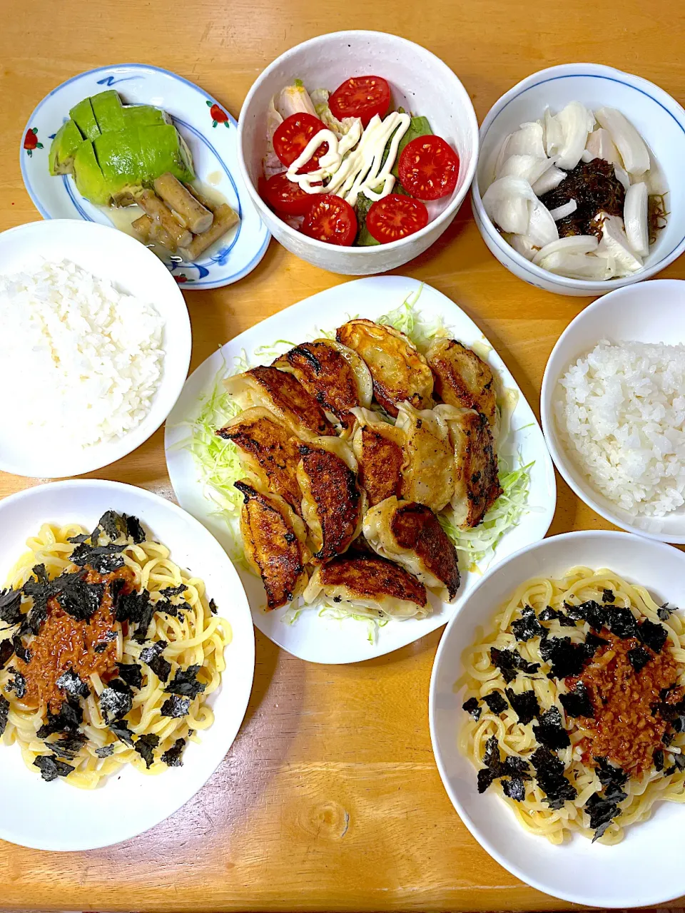 餃子の王将🥟餃子＆エバラのプッチン坦々麺の素で担々麺。太麺使用しました。|Makokoさん