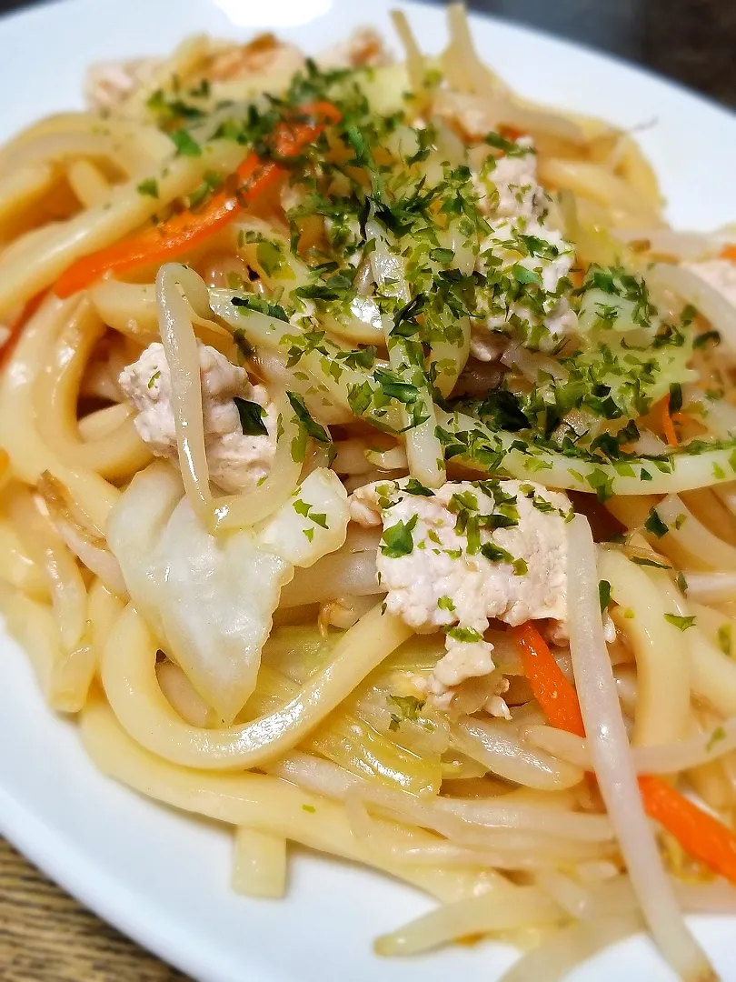 パパ作👨鶏ひき肉の焼きうどん|ぱんだのままんさん