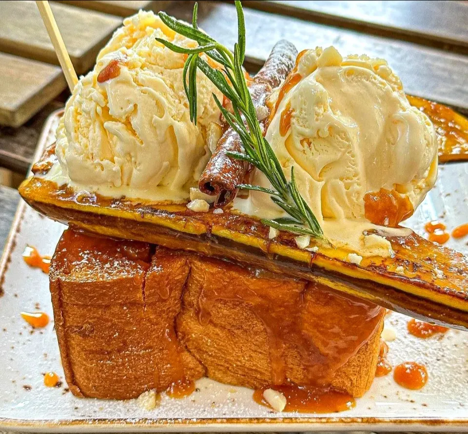 Weekend Sweet Time w/ Honey Toast on Topped w/ Caramelized Banana & Vanilla Ice Cream 🍞🍯🍌🍨🤤
...
...
Mmmm... Way Too Scrumptious! 💖🥰💖|An'leeさん