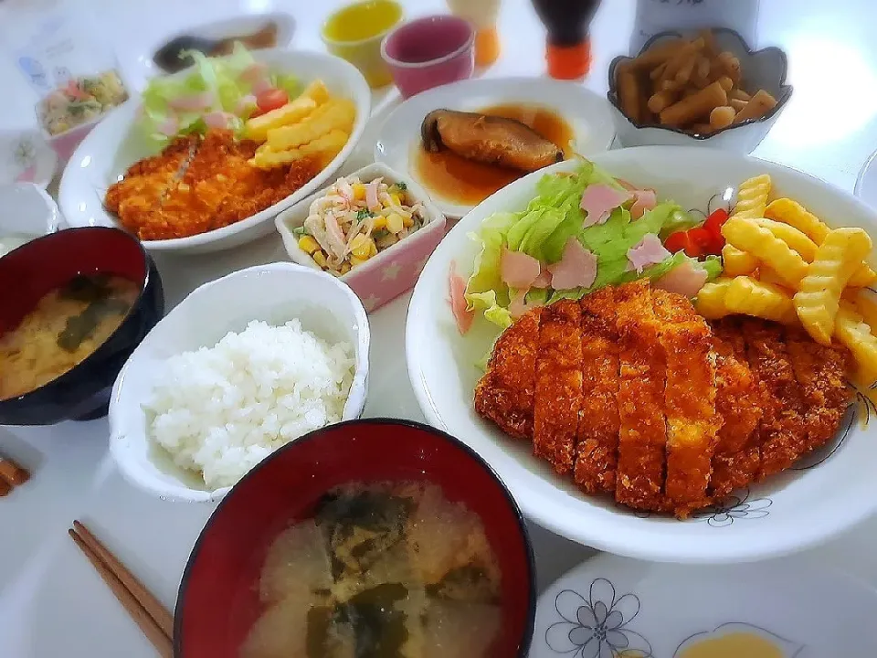 夕食(*^^*)
とんかつ&ポテト&サラダ🥗
銀ダラ煮
春雨サラダ←昨日の残りｗ
ごぼうの漬物
お味噌汁(大根、ワカメ)|プリン☆さん