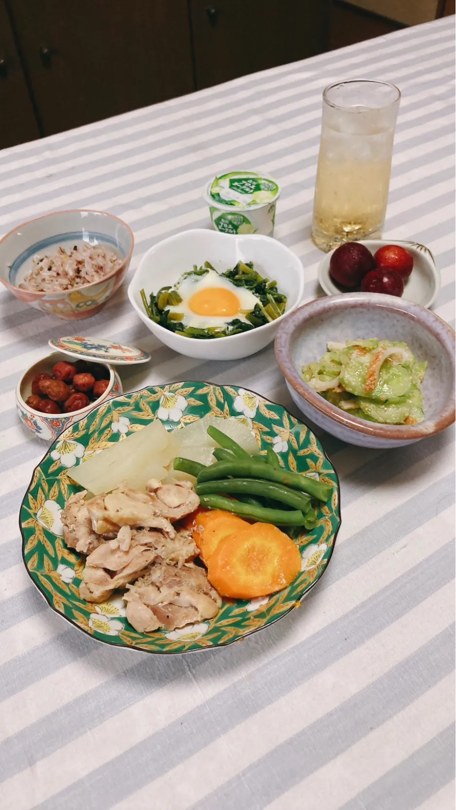 Snapdishの料理写真:grandmaの晩ごはん☆ 今夜はほうれん草の巣篭もり…キュウリの酢味噌和え…鶏肉と大根の煮物…梅酒で頂きます|kaoriさん