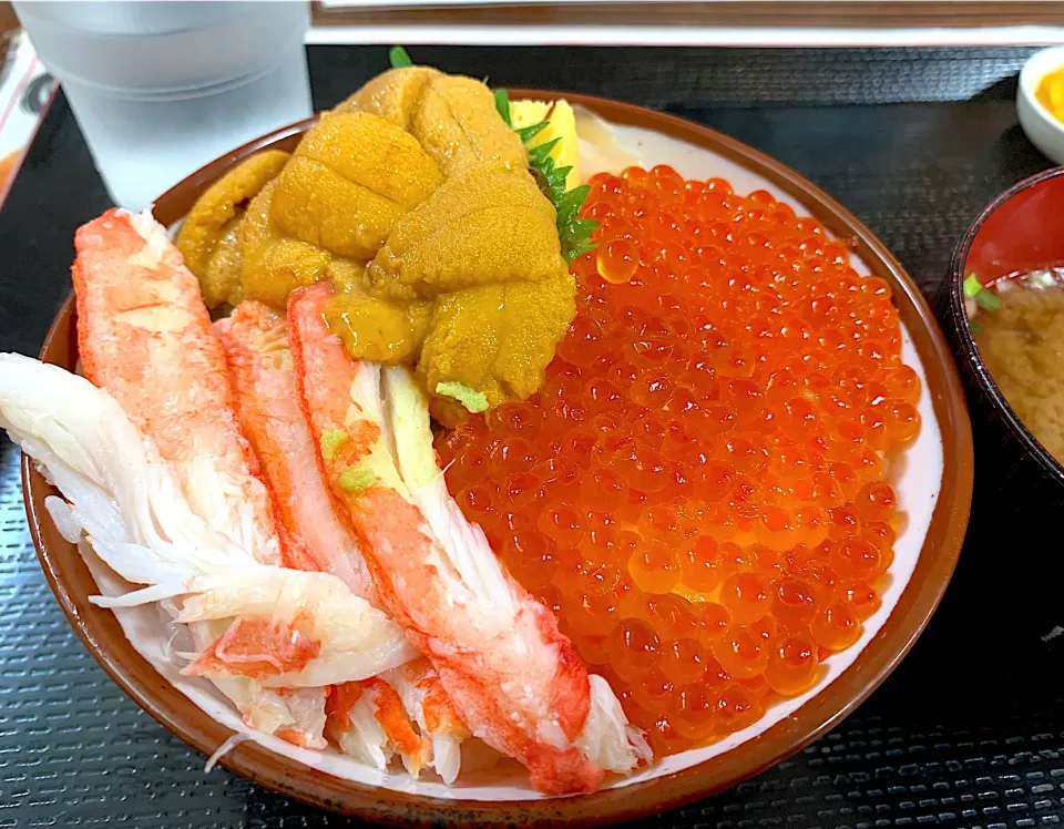 苫小牧の三色丼🎶|がおりんさん