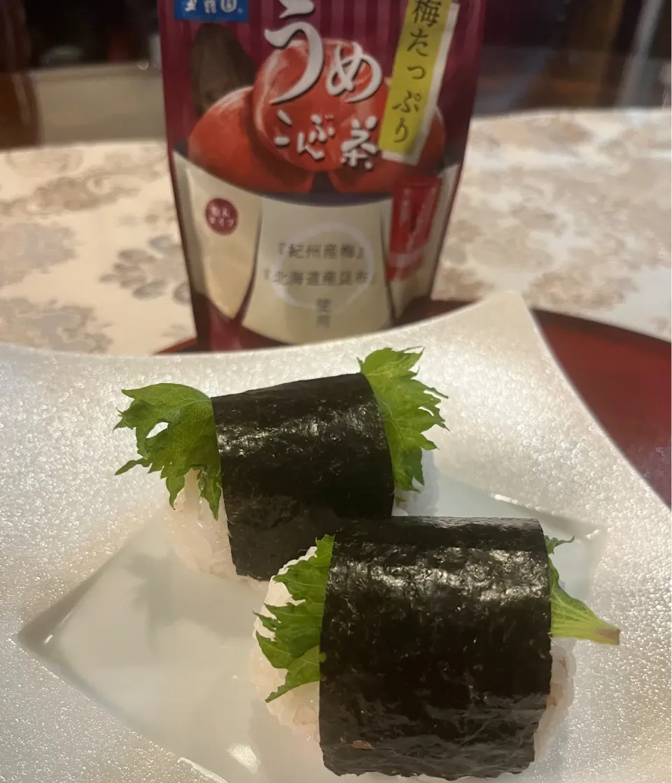 Snapdishの料理写真:うめこんぶ茶でおにぎり|adriablueさん