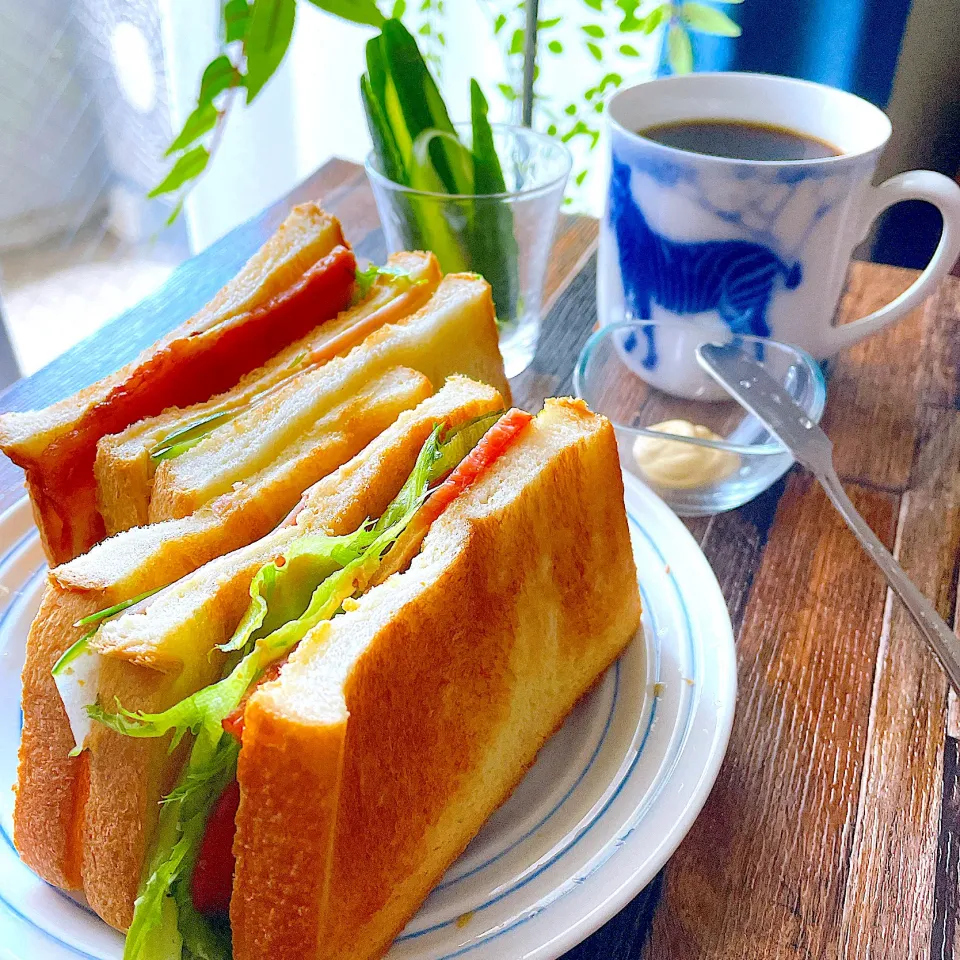 今朝はアメリカンな気分🇺🇸　🥪アメリカンクラブハウスサンドに☕️アメリカンコーヒー|S の食卓2さん