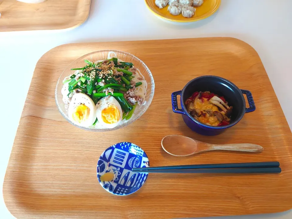 Snapdishの料理写真:今日の昼食　豚ひき肉とにらのナンプラー炒めそうめん、ミニトマトタルタルソース焼き、焼売|pinknari🐰🌈さん