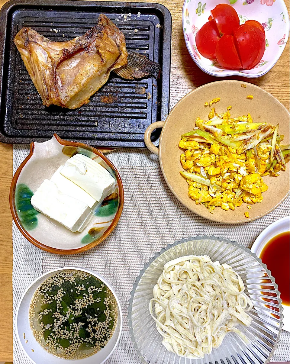 ブリカマ焼き🐟、お塩で食べる岩津ねぎうどん、炒り玉子、テールスープ🥩、冷奴|1614さん