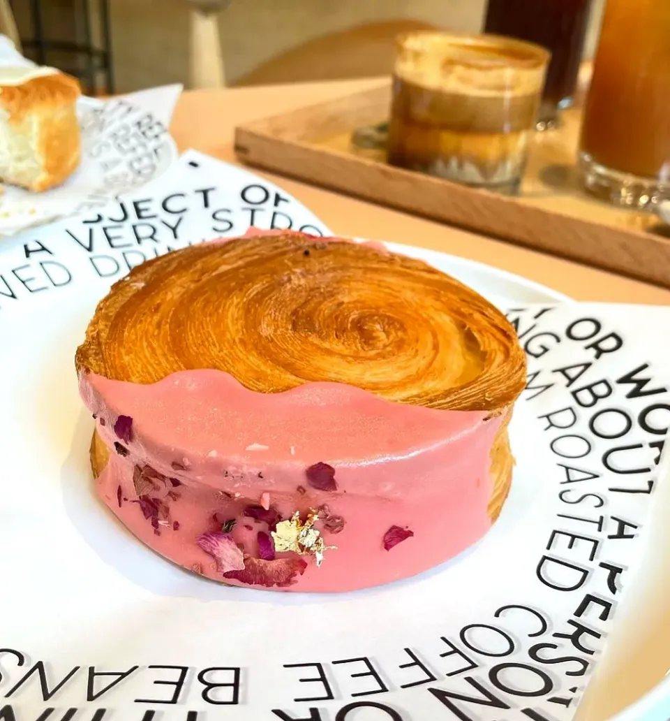 Raspberry Timber Ring 🥐
...
...
Mmmmm... Buttery, Flaky, Dense & Chewy 
Also Crispy on the Outside but Soft on the Inside! Super Tasty! 🤤💓|An'leeさん