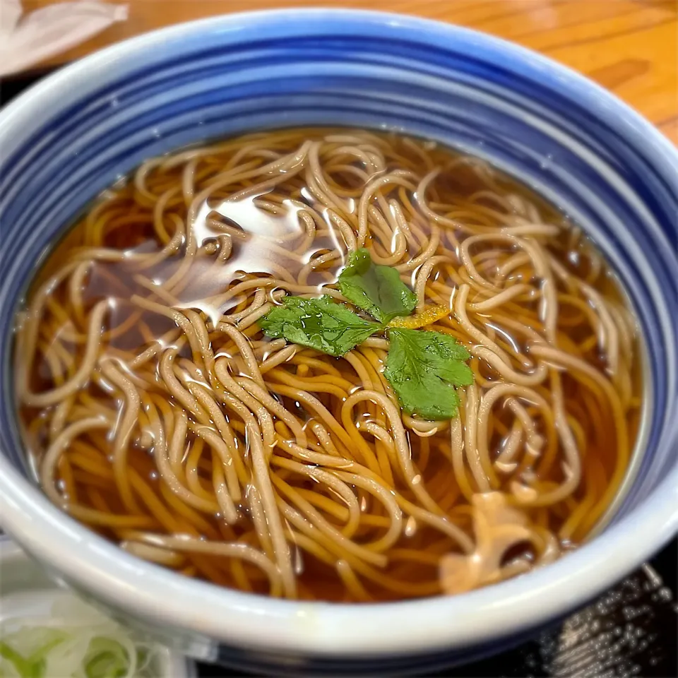 Snapdishの料理写真:温そばカツ丼セットのそば。3玉まで同一料金。2玉にした。|Yas Nakさん