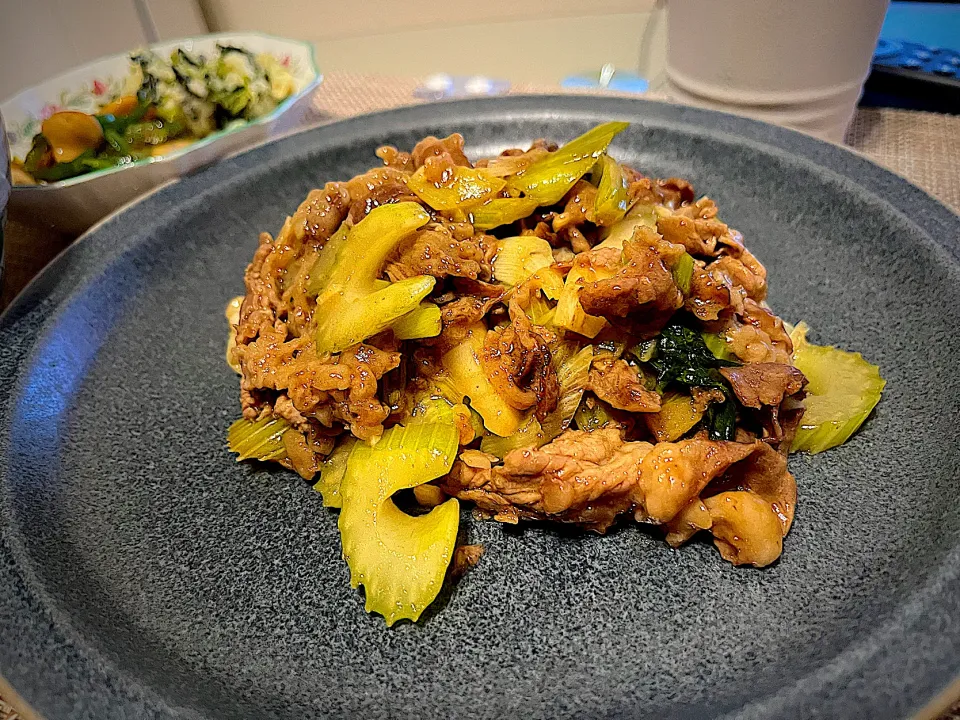 牛肉とセロリ、長ネギの中華炒め🥩✨|あちゃこさん