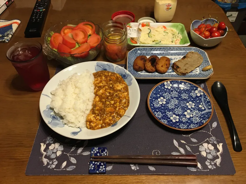 麻婆豆腐ライス、薩摩揚げとじゃこ天、サラダ、ポテトサラダ、佐藤錦のさくらんぼ(夕飯)|enarinさん