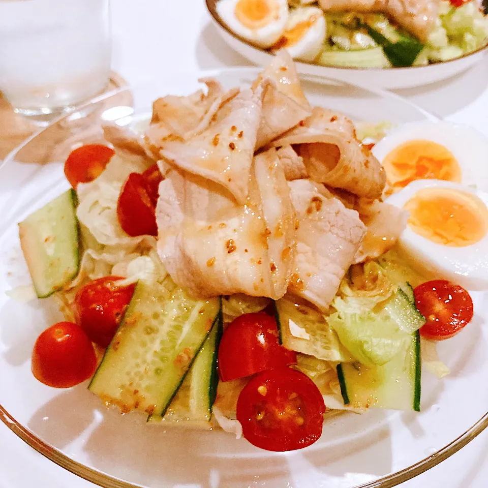 野菜たっぷり🍅手作りごまだれの豚しゃぶうどん|かめぱんさん