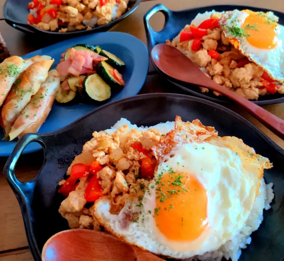 休日ランチ🍀
ガパオライス＆目玉焼き
パリパリウインナー
ズッキーニのベーコン焼き|さらママさん