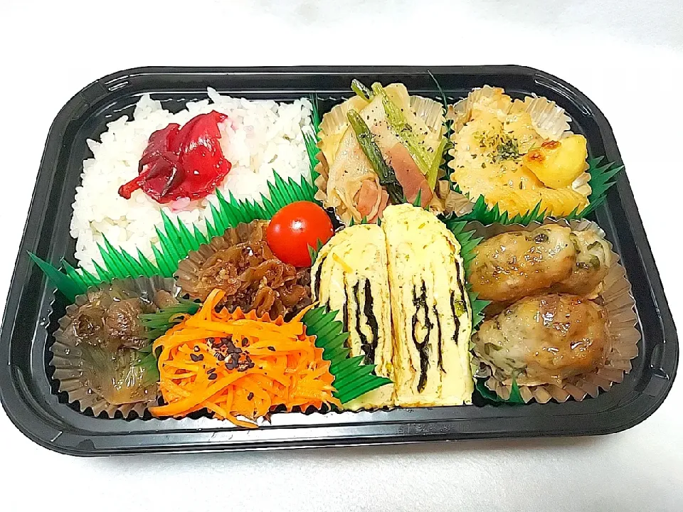 Snapdishの料理写真:今日のお弁当✨
茄子の煮浸し
人参ナムル
生姜の佃煮
プチトマト
焼き海苔入りだし巻き玉子
ベーコン、キャベツ、えのき、小松菜炒め
豚肉チーズ大葉バーグ
じゃがいも鶏肉グラタン|Keiさん