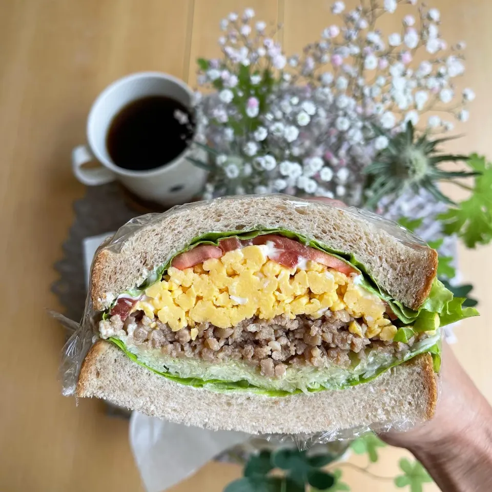 Snapdishの料理写真:7/3❤︎鶏たまそぼろサンド🌱
お弁当の残り物で…|Makinsさん