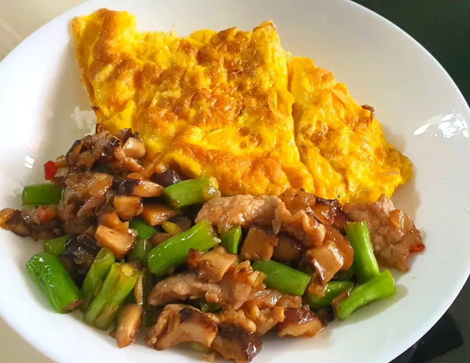 Snapdishの料理写真:Good afternoon lunch 😘😋
日本银鱼煎蛋+ 
spicy garlic pork french beans shiitake mushrooms 🍄|🌷lynnlicious🌷さん