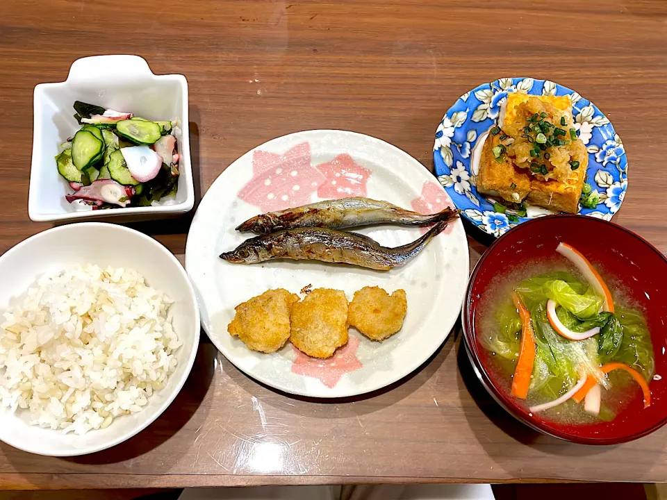 Snapdishの料理写真:ししゃも　冷凍ホタテフライ　レタスとカニかまの味噌汁　厚揚げの甘辛焼きおろしのせ　たこの酢の物|おさむん17さん