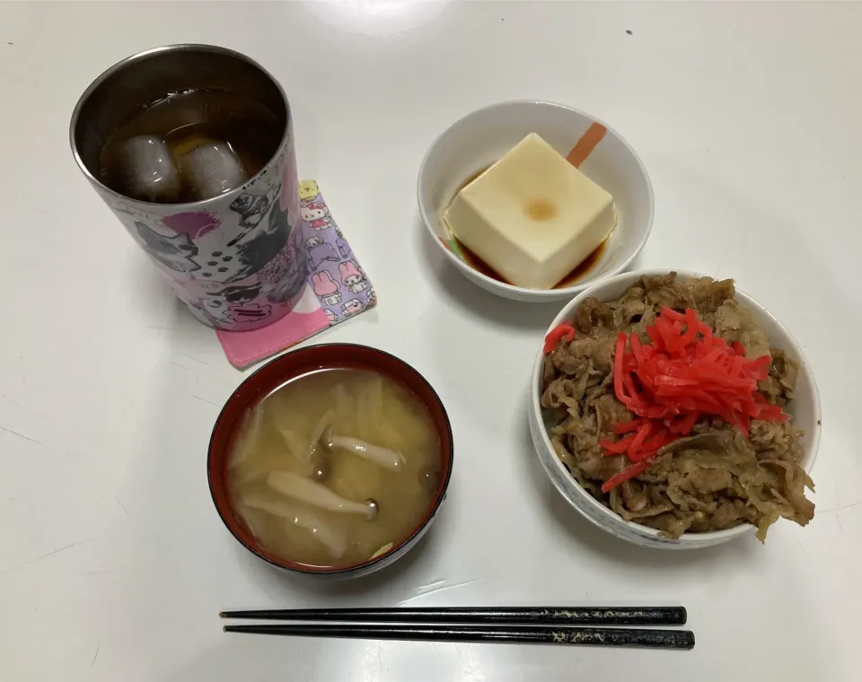 作り置きから晩御飯☆牛丼☆冷奴☆みそ汁（白菜・しめじ）|Saharaさん