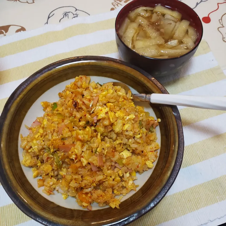 ひとり暮らしの夜ご飯
キムチチャーハンに手前味噌汁|keeijnsさん