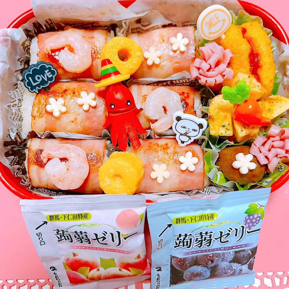 海老ピラフのベーコン巻きおにぎりお弁当🍱|miyurumoさん