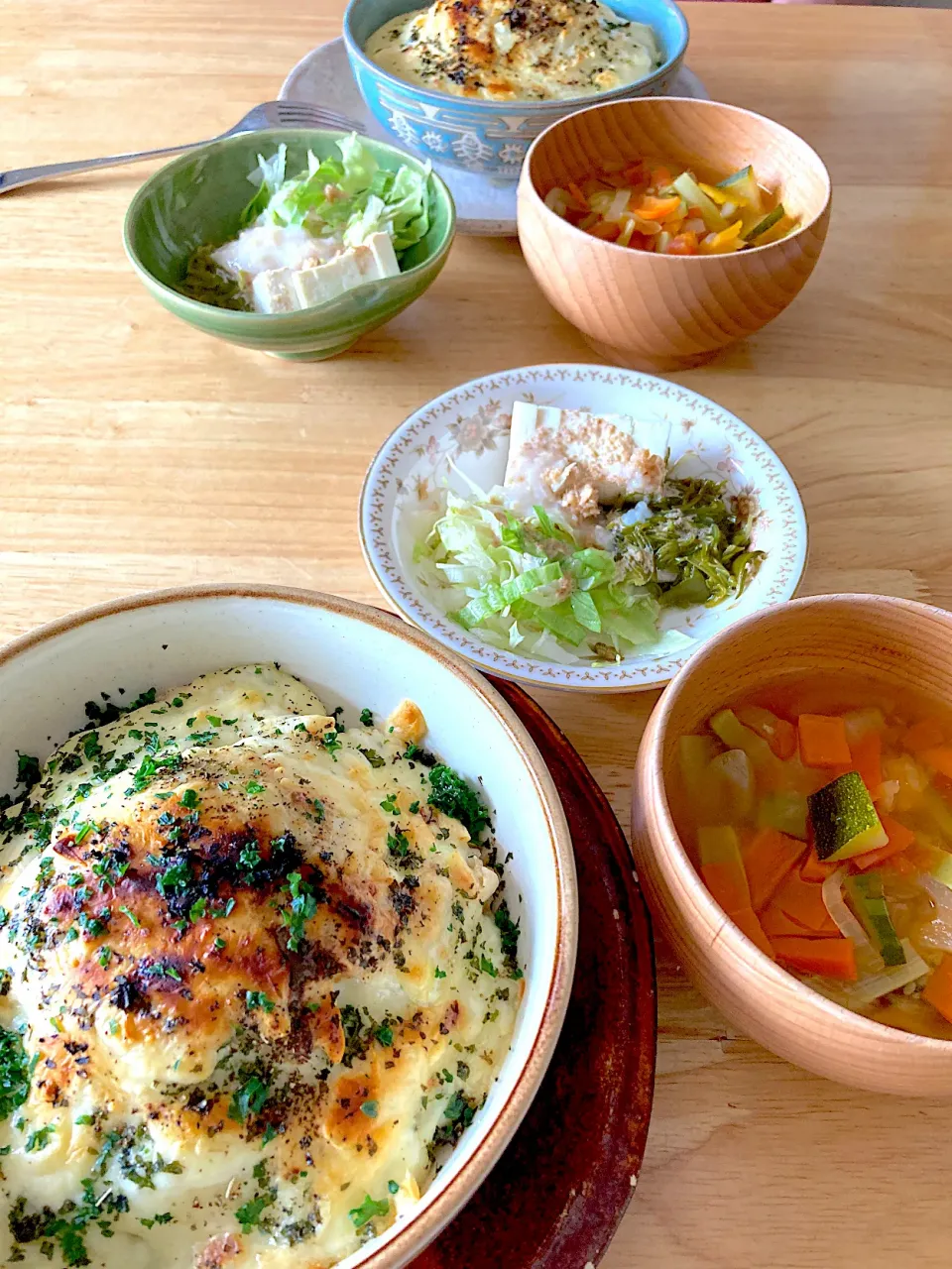 豆乳ホワイトソースで大豆ミンチハンバーグドリア、野菜スープ、お豆腐とメカブのサラダ((´艸｀*))|さくたえさん