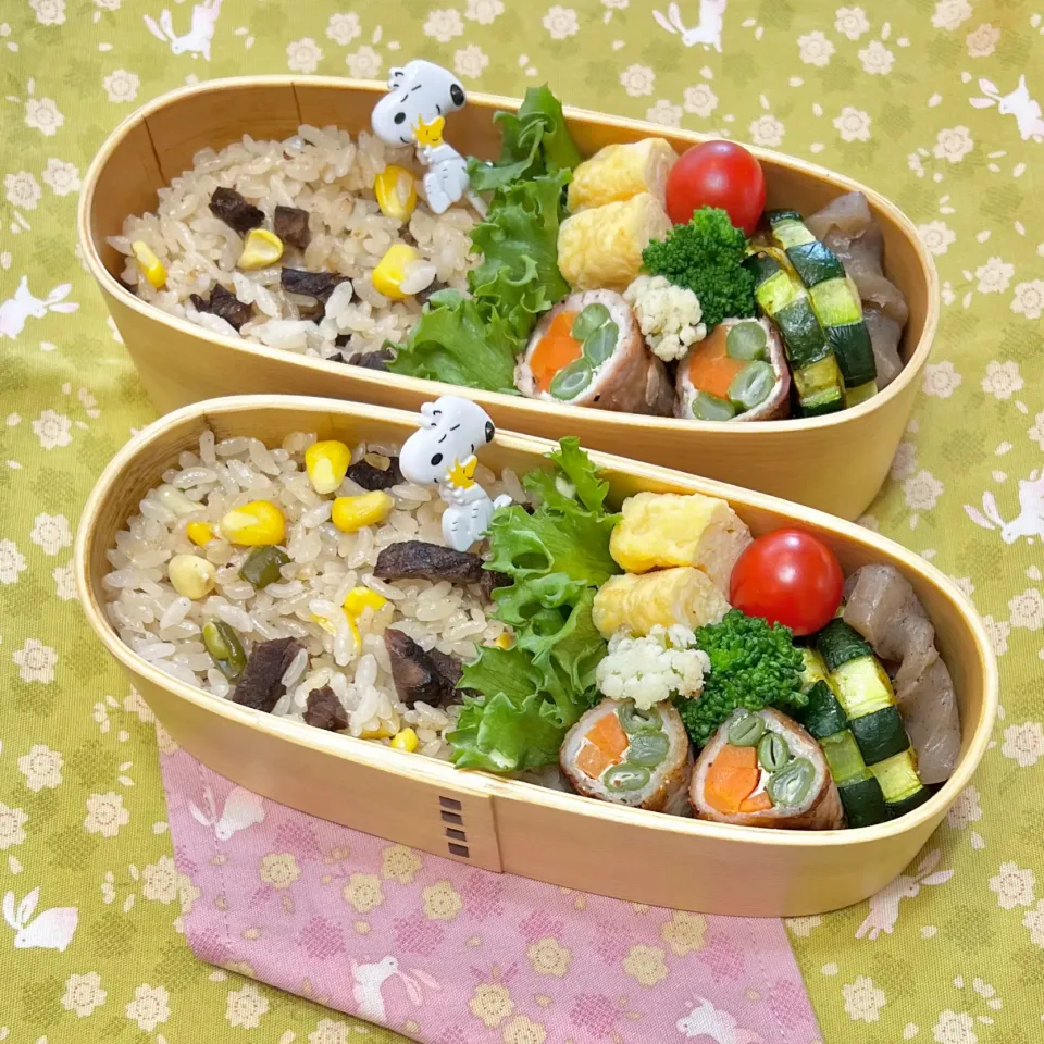 Snapdishの料理写真:とうもろこし🌽と牛肉の炊き込みご飯☘️の双子ちゃんお弁当💙❤️　7/4火|sweet homeさん