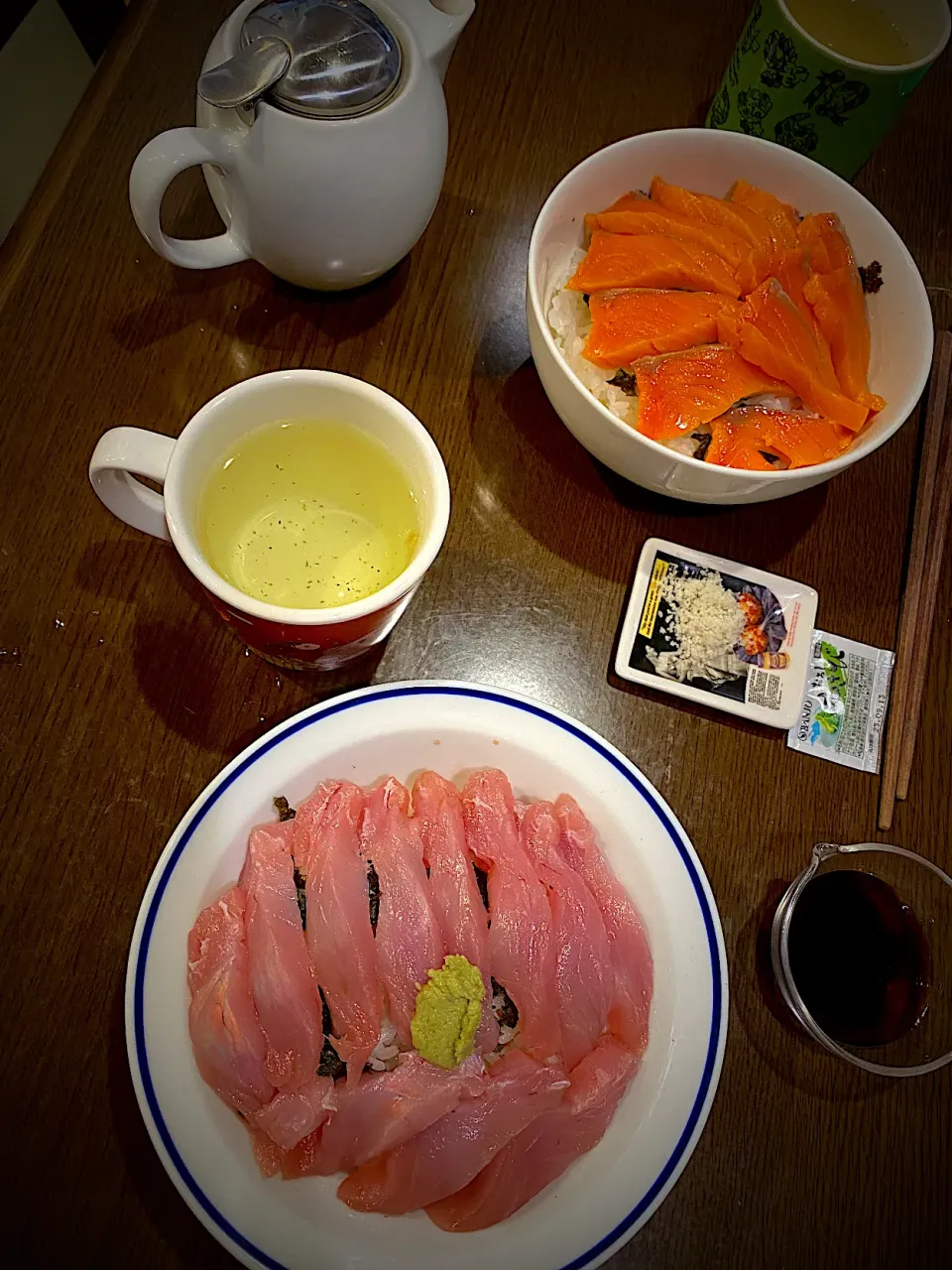 Snapdishの料理写真:キハダマグロとサーモンの丼　焼き海苔　お茶|ch＊K*∀o(^^*)♪さん